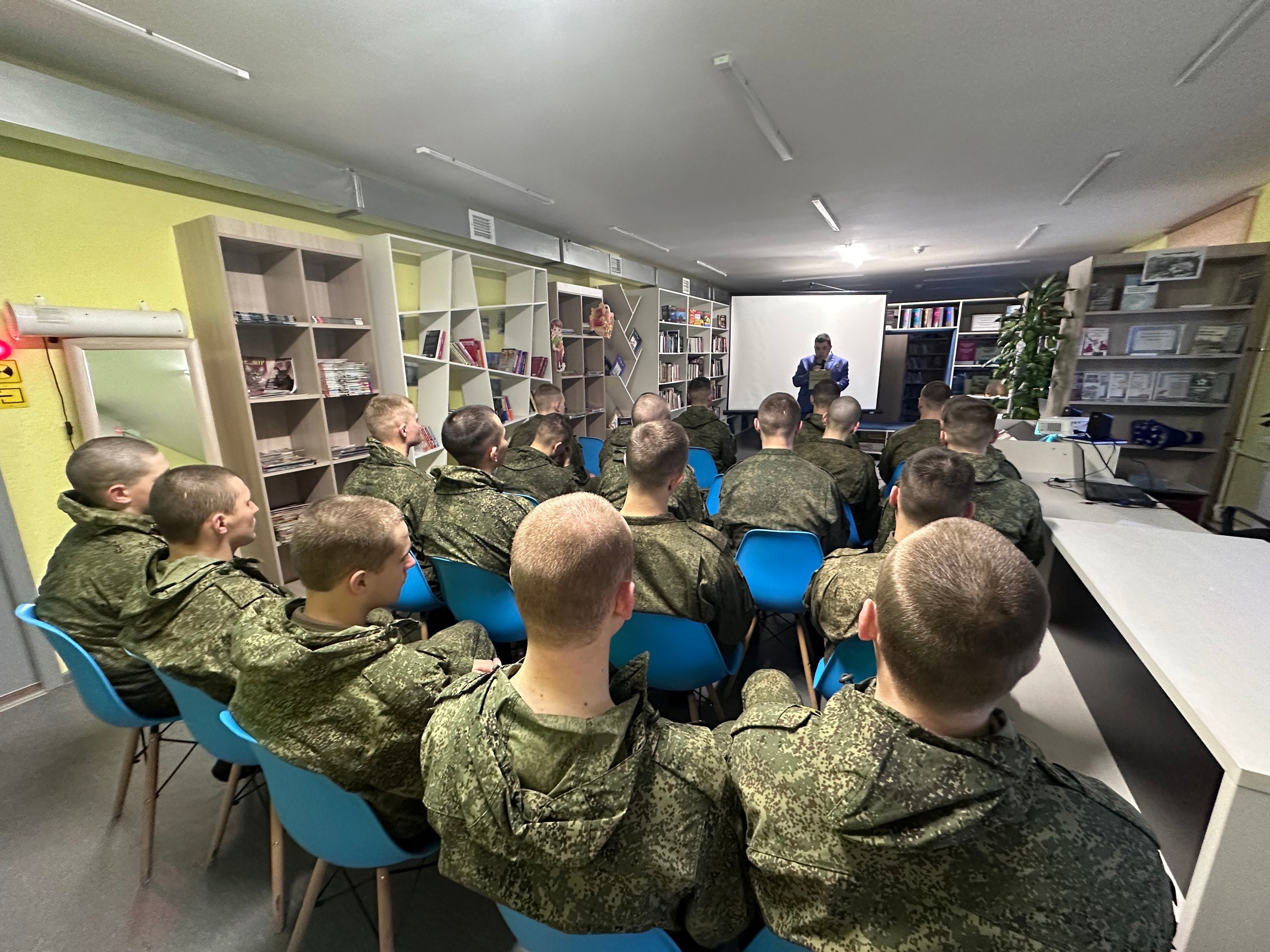 Архаров Александр читает стихотворение перед военнослужащими