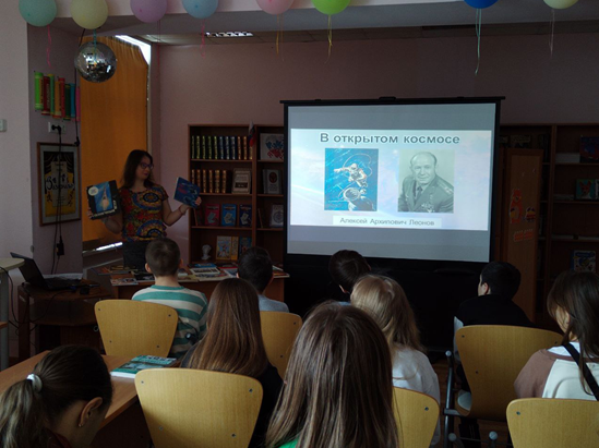 Библиотекарь Виктория Игоревна Козаченко показывает книги Леонова А