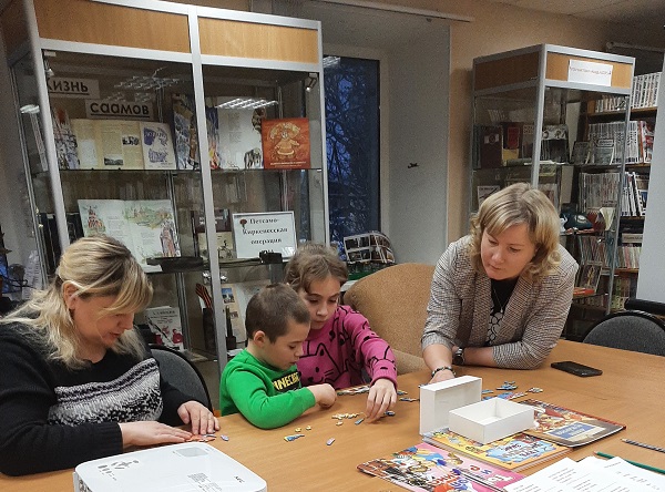Библиотека Печенга МБКПУ Печенгское МБО День который нас объединяет Ребята и библиотекари собирают деревянный пазл Россия