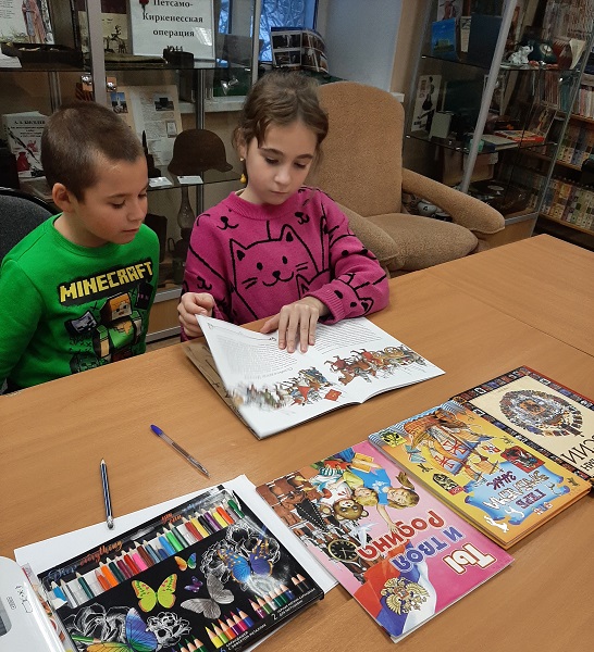 Библиотека Печенга МБКПУ Печенгское МБО День который нас объединяет Ребята читают книги о символах России