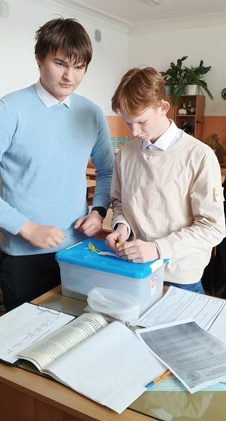 МБКПУ Печенгское МБО фил 4 Печенга Избирательный ликбез Дети опломбировывают избирательный ящик