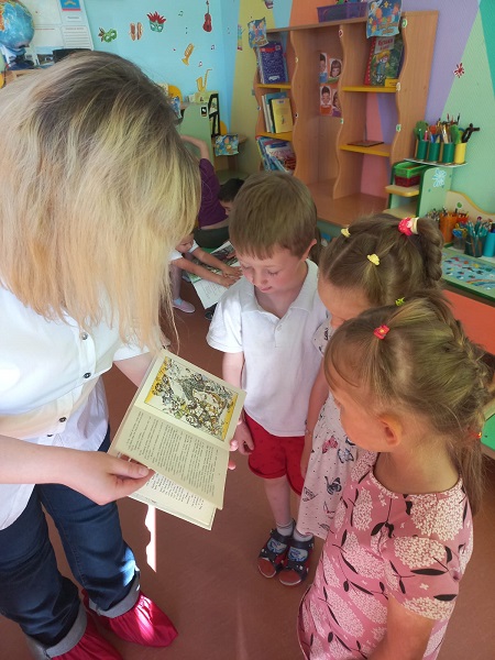 Библиотека Печенга МБКПУ Печенгское МБО О саамских сказках Библиотекарь показывает книгу с саамскими сказками детям