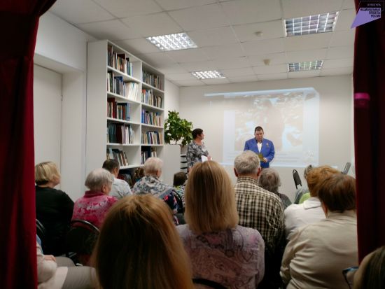 Александр Архаров читает стихи о блокаде в Библиотеке РОСТа